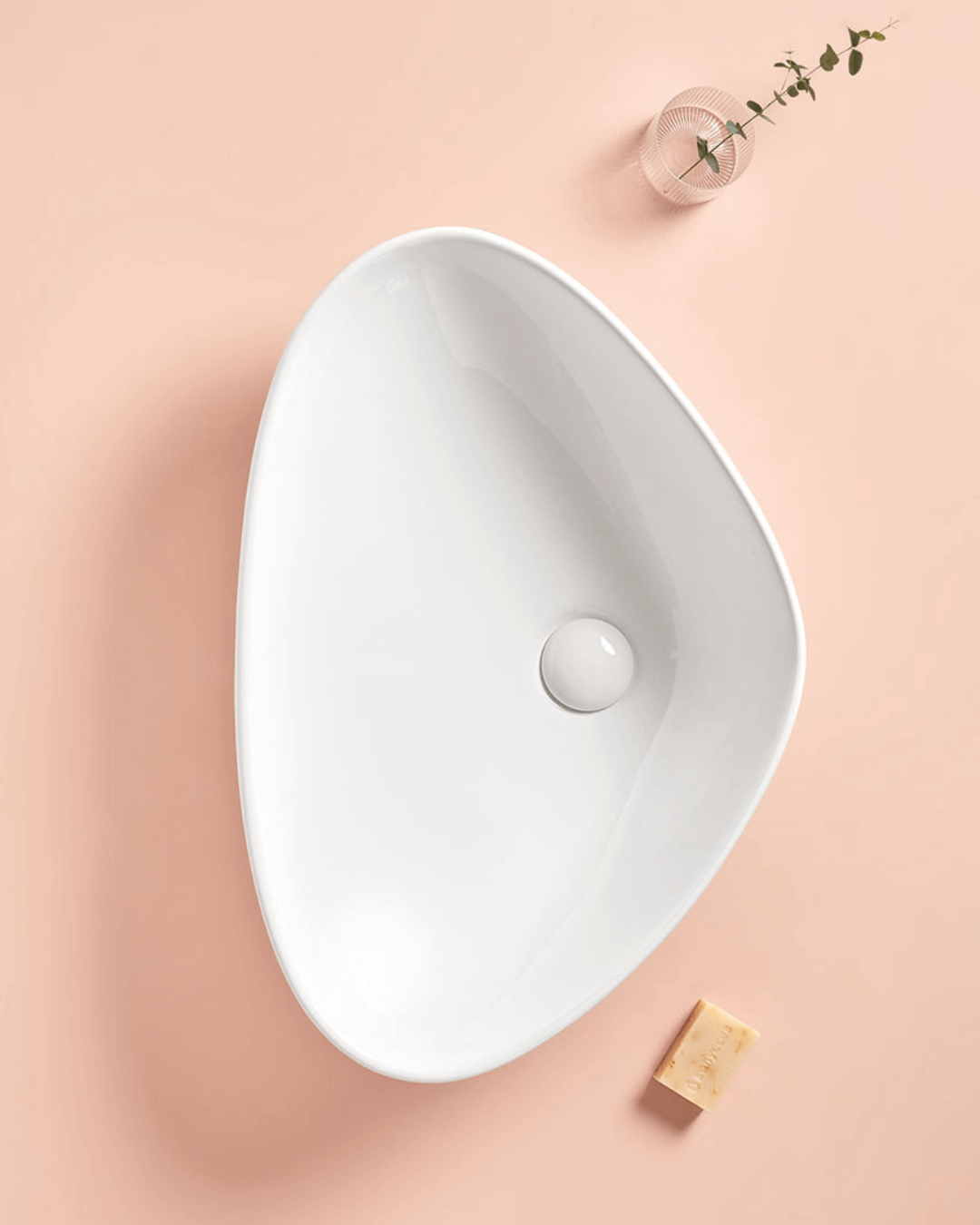 BERGAMO : Vasque triangulaire à poser en céramique vitrifiée 59x39x14